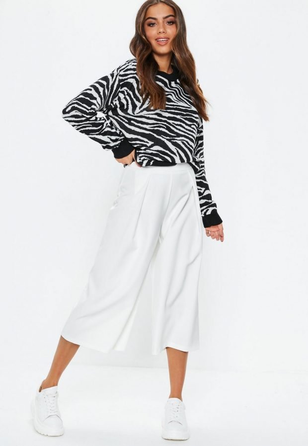 С чем носить женские белые брюки: свитер зебра