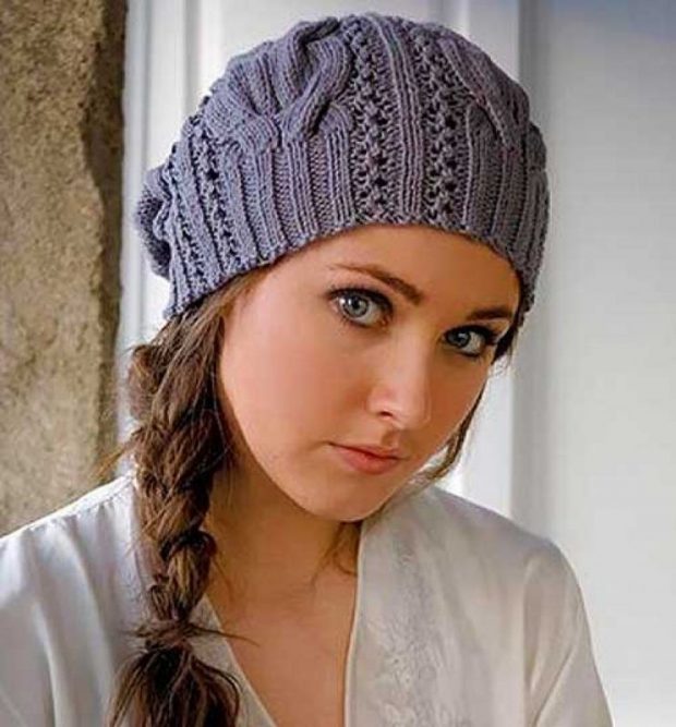 модные головные уборы осень зима 2020: серая вязанная шапка
