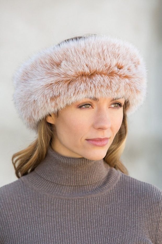 модные шапки и шарфы осень-зима 2020 2021: светлая меховая
