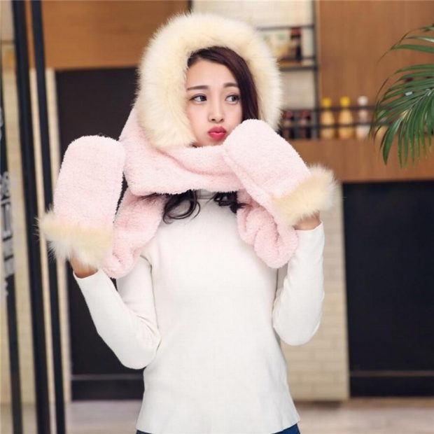 модные шапки и шарфы осень-зима 2021: розовая с мехом и рукавицы