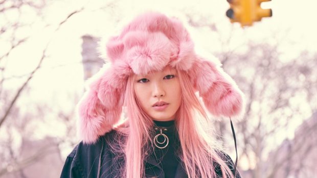 модные шапки и шарфы осень-зима 2020 2021: розовая меховая ушанка