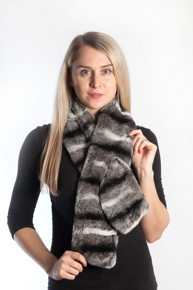 шапки и шарфы осень-зима 2020 2021: меховой шарф с полосами