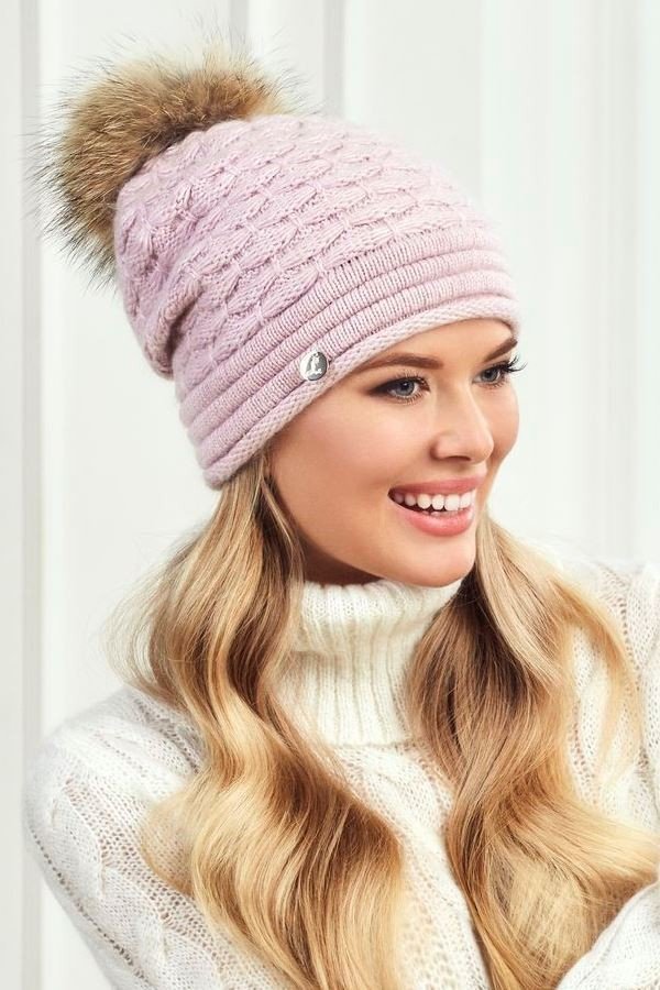 шапки и шарфы осень-зима 2020 2021: розовая с помпоном