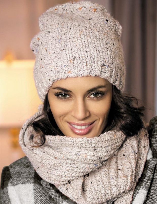 шапки и шарфы осень-зима 2020 2021: светлая вязаная с шарфом