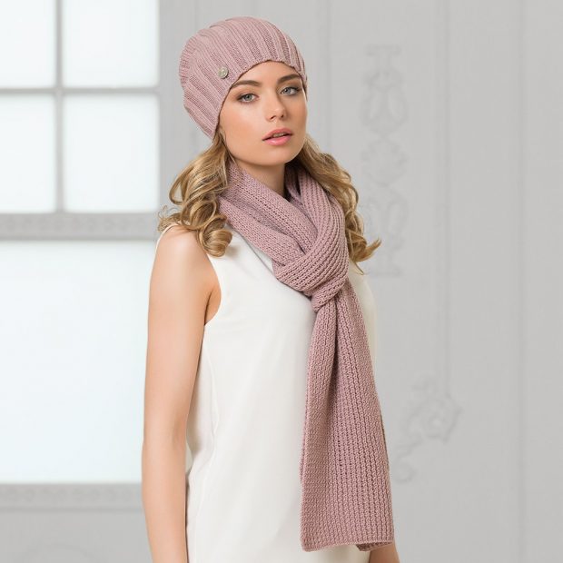 шапки и шарфы осень-зима 2020 2021: вязаная с шарфом пудрового цвета
