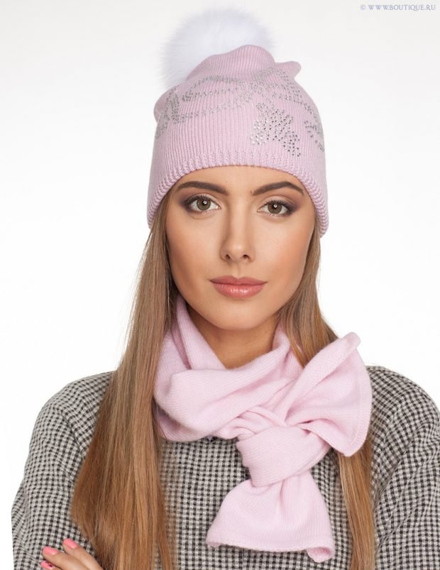 шапки и шарфы осень-зима 2020 2021: розовая с шарфом