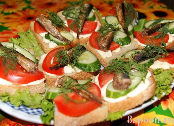 Праздничные бутерброды со шпротами и овощами