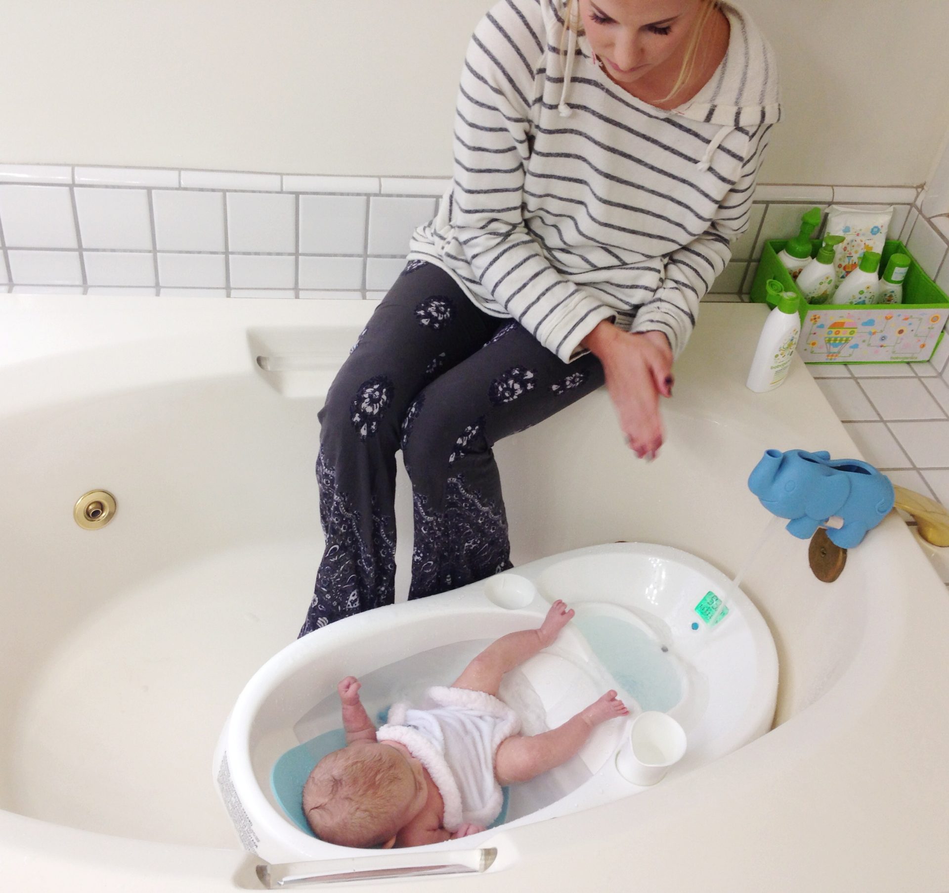 Купание в большой ванной. Купание новорожденного ребенка. Как купать новорожденного ребенка. Грудным детям в ванную. Правильная ванна для грудничка.