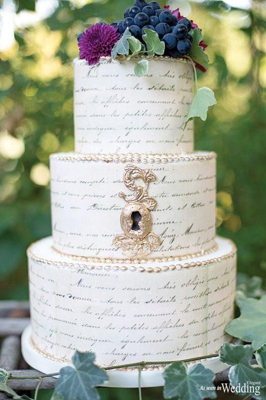 A wedding cake that has nothing of traditional. Love the vintage touch given by the cameo, the writing of the vows, and the silver pearls. A creation of Frost Cake Co. Photography: Krista Fox Photography.
