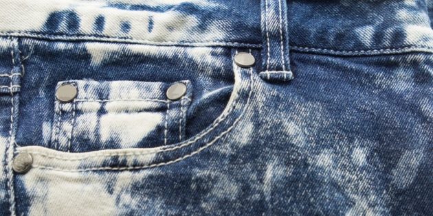 Как сделать рваные джинсы: вытащите вертикальные нити