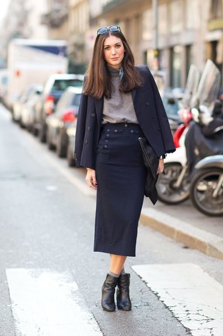 Темно-синяя юбка-миди: с чем носить и как сочетать: Темно-синий двубортный пиджак и темно-синяя юбка-миди идеально подходят для воплощения городского ансамбля на каждый день. Что до обуви, черные кожаные ботильоны — самый уместный вариант.