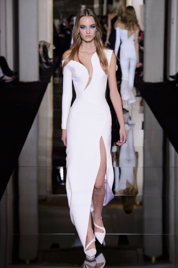 Белое ассиметричное платье Versace