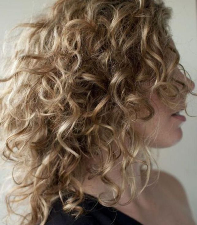 Женская стрижка каскад на средние волнистые волосы по форме лица