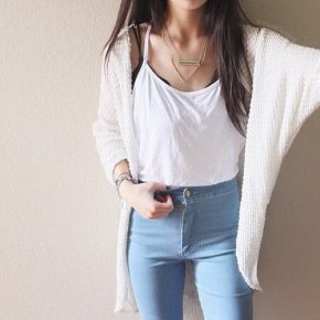 Девушка в джинсах, топе и кардигане белого цвета