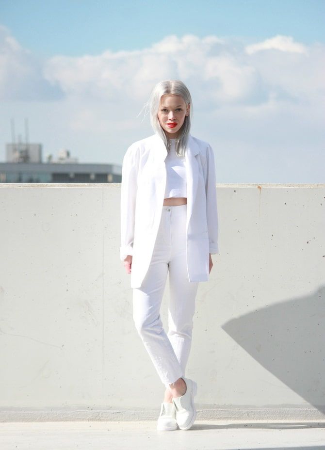 Как носить белые джинсы: создаем уютные осенние луки 22