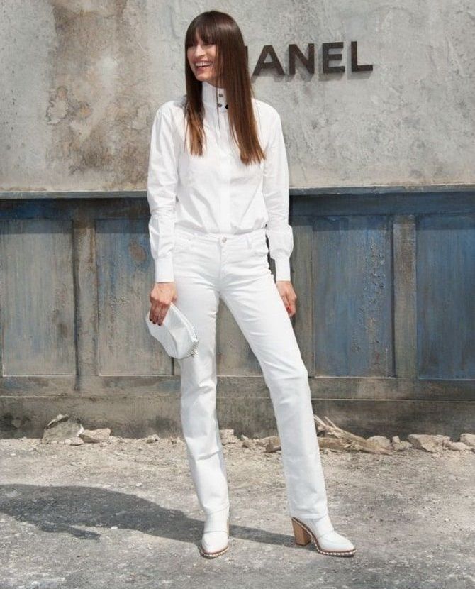 Как носить белые джинсы: создаем уютные осенние луки 25