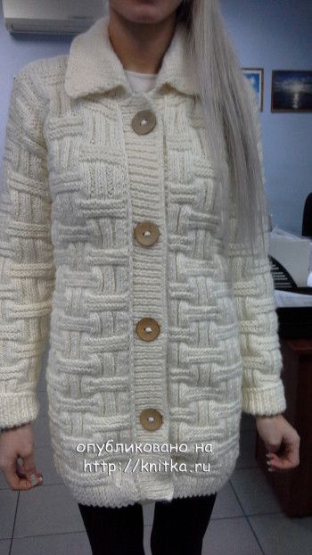 Вязаное спицами женское пальто. Работа Ольги. Вязание спицами.