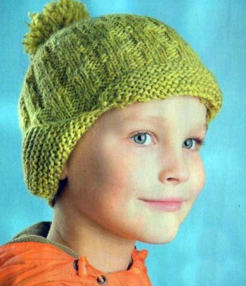 Зеленая ушанка, связанная спицами для мальчика