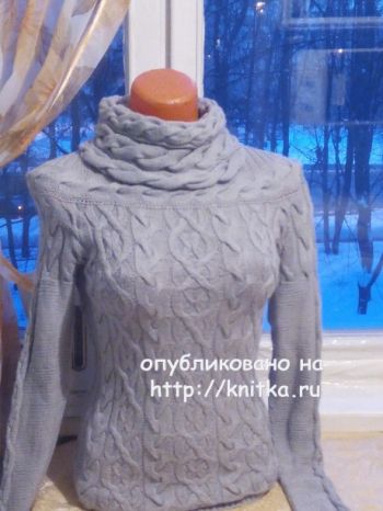 Вязаный женский свитер спицами с аранами