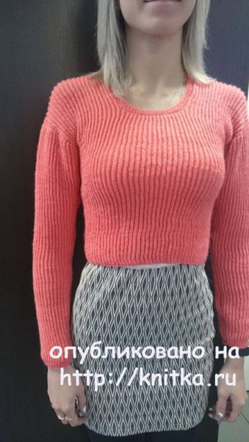 Короткий женский свитер спицами резинкой