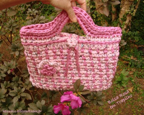 Розовая трикотажная сумка крючком
