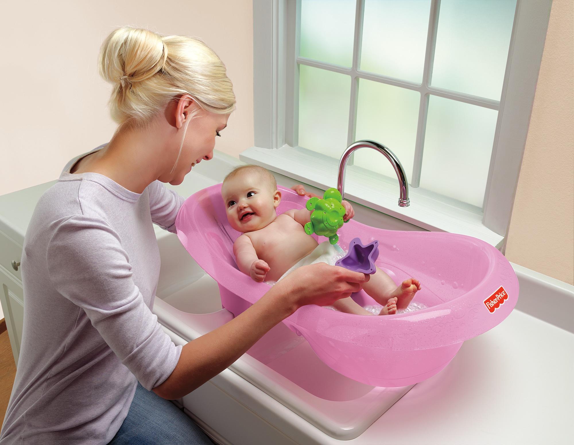 Купание новорожденного время. Ванночка для новорожденных. Малыш в ванне. Ванночка для купания. Купание малыша.