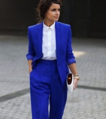 Очень стильно будет смотреться синяя юбка и белая блузка