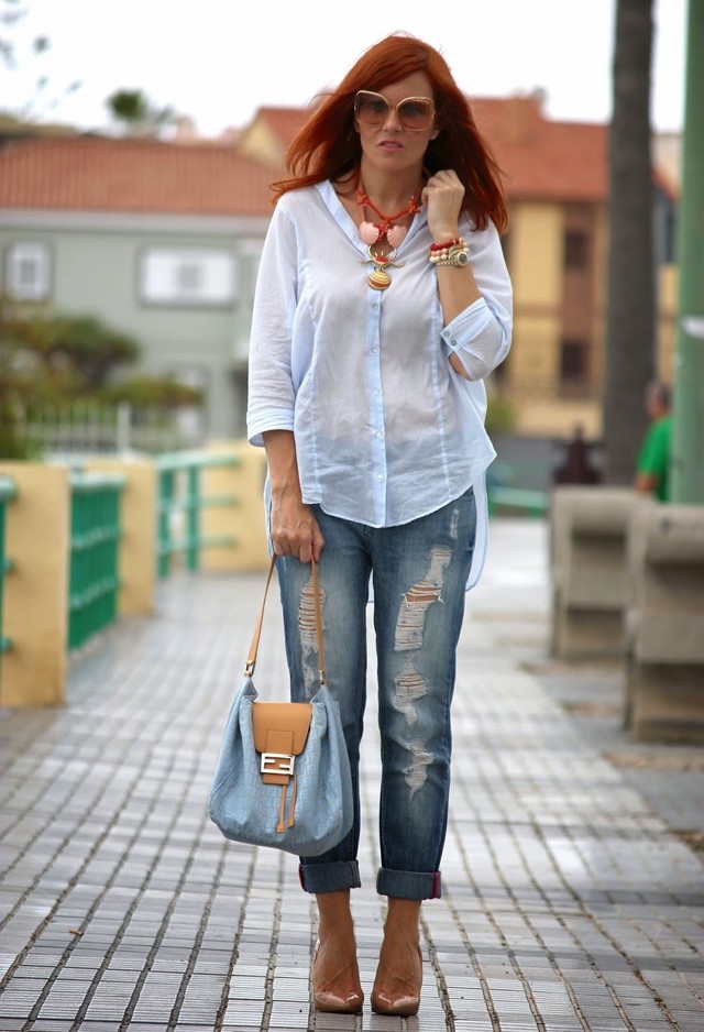 Удобная прозрачная блузка и рваные джинсы