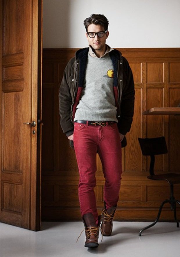 Стильный парень в красных джинсах