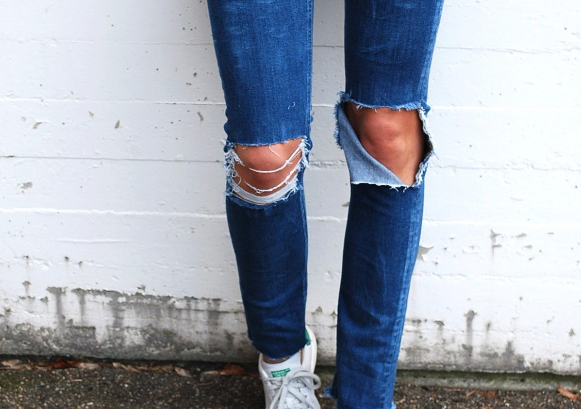 Такая дырка на джинсах смотрится одинаково стильно