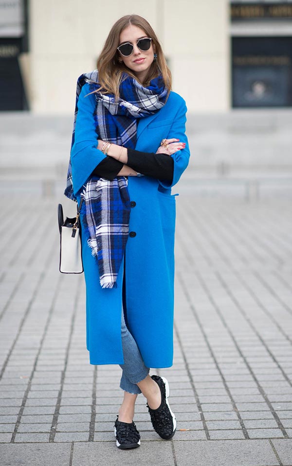 синее пальто с клетчатым шарфом и черными кроссовками