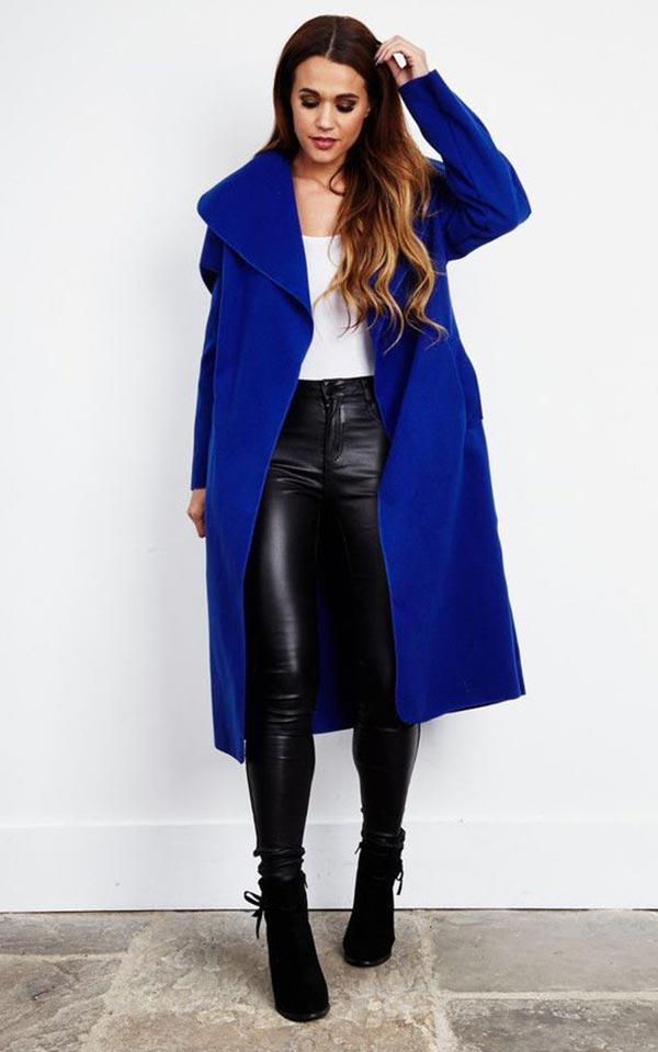 синее пальто с кожаными брюками и ботильнами в тон