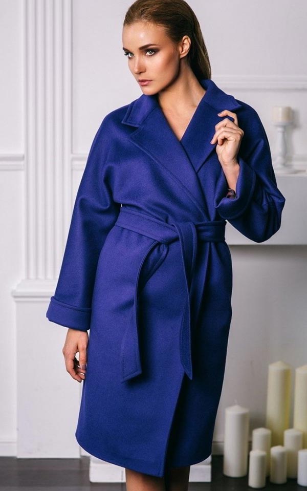 фасон пальто-халат в синем оттенке