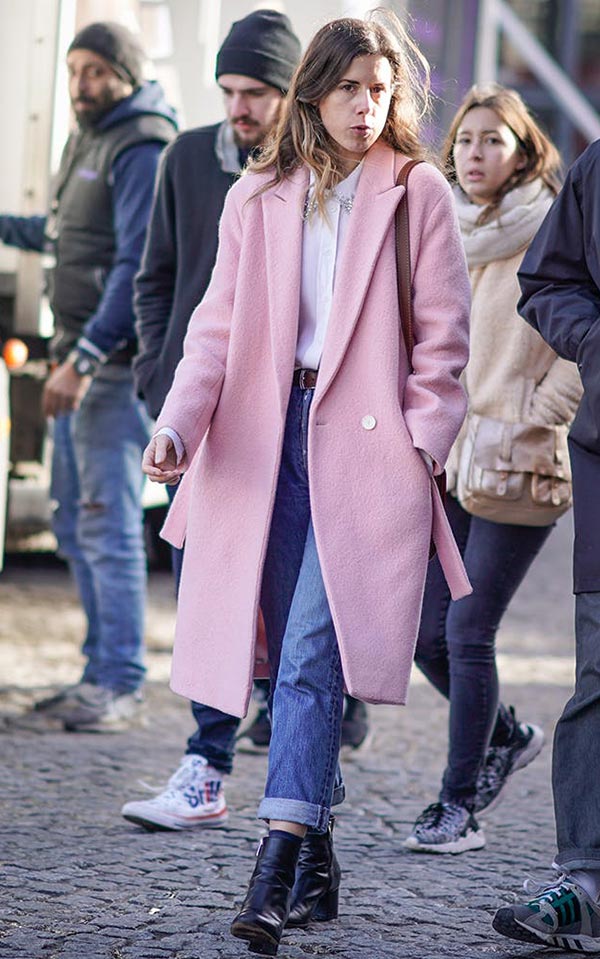 розовое пальто с укороченными джинсами и ботинками