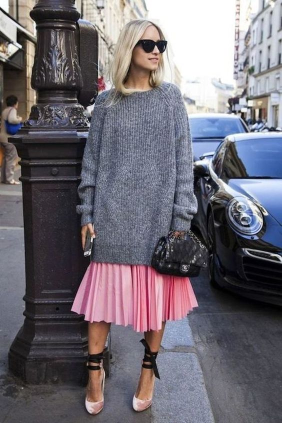 розовая юбка-миди со складками, большой серый свитер, розовые бархатные туфли со шнуровкой