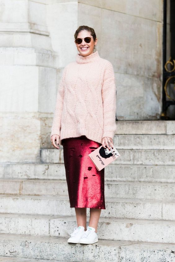 светло-розовый вязаный свитер, рваная бордовая юбка-миди, белые кроссовки для нетипичного зимнего образа