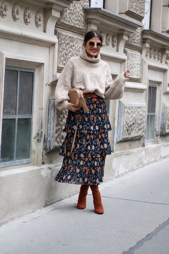 крупный нейтральный свитер из вязаного кабеля, капризная юбка-миди с цветочным принтом, ржавые ботинки и нейтральная сумка