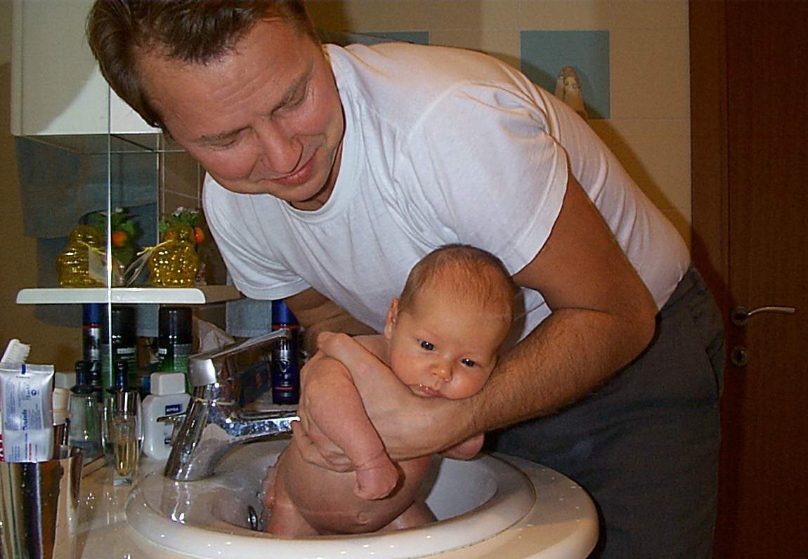 Папа моет в ванной