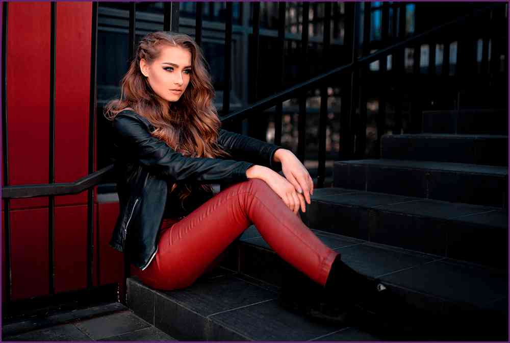 девушка в черной кожаной куртке и красных кожаных брюках