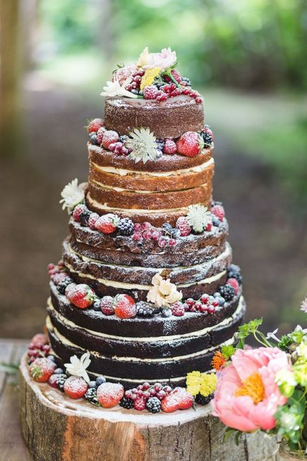 Свадебный торт без мастики, украшенный ягодами