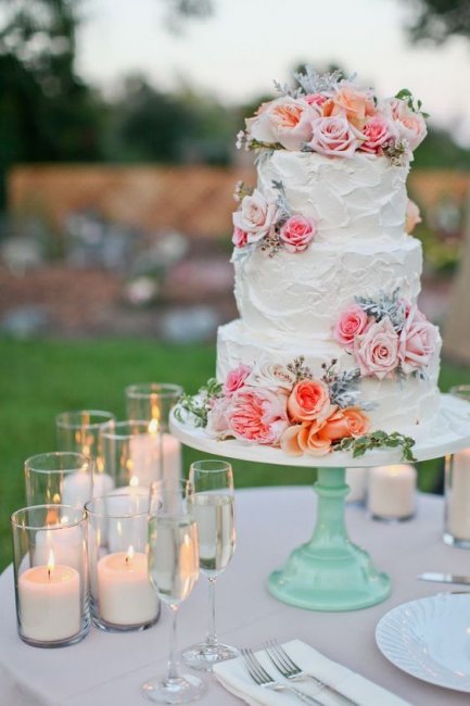 Прекрасный торт с живыми цветами