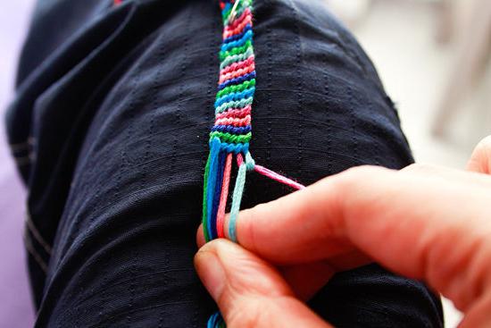 how to weave baubles of floss with patterns