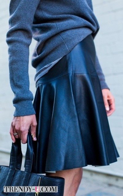 Синяя кожаная юбка в сочетании со свитером в тон: монохром!