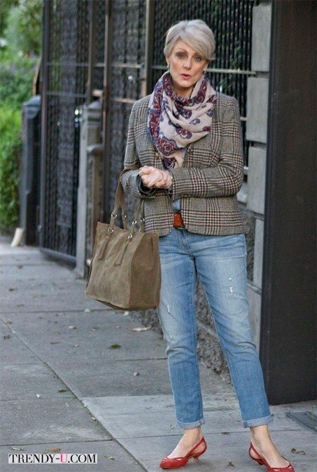 Жакет из твида и рваные джинсы на женщине 50-60 лет