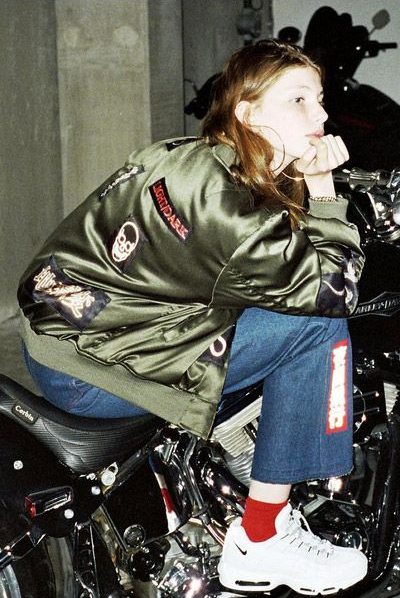Женская куртка-бомбер, модель МА-1, в сочетании с джинсами и кроссовками