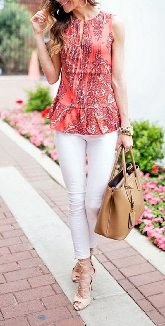 Белые джинсы и яркая летняя блузка