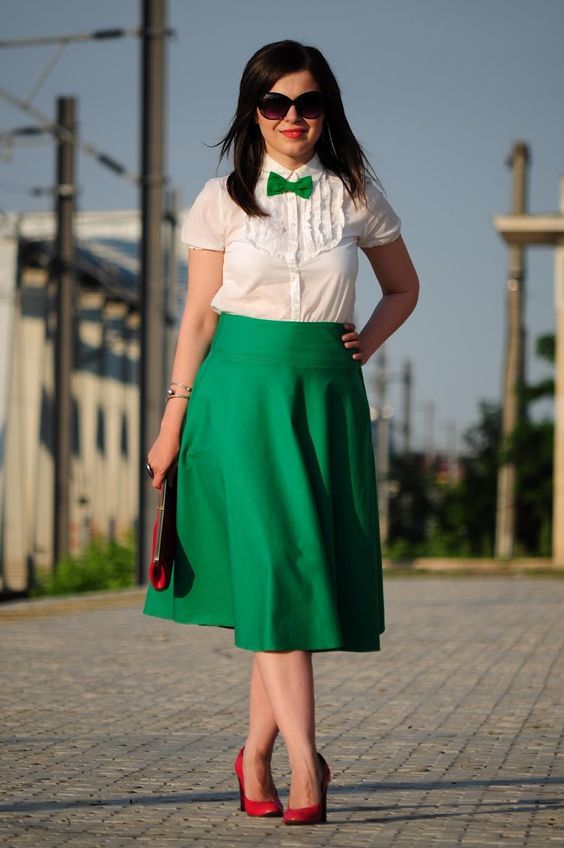 Зеленая юбка-миди, белая блуза и красные туфли - универсальный ансамбль 