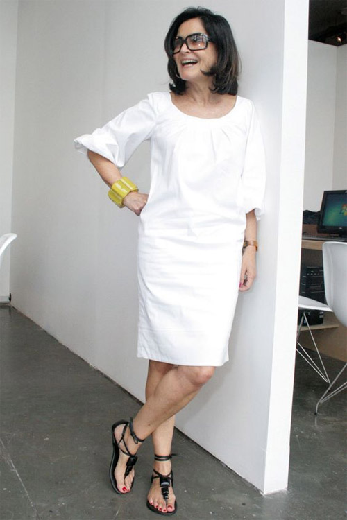 Белое платье свободного кроя на женщине в возрасте 50 лет