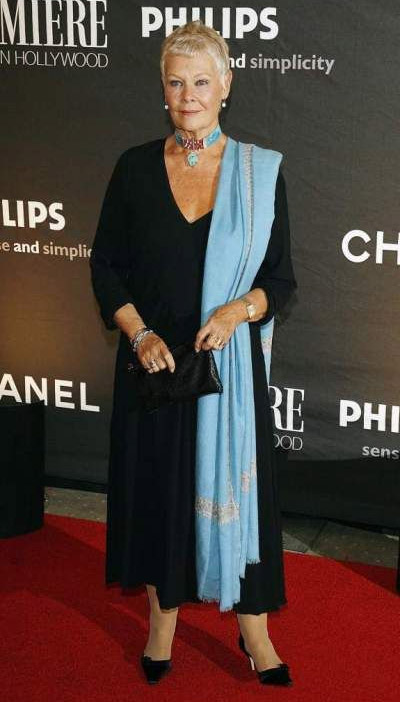 Актриса Джуди Денч (род. в 1934 г.) в черном платье и палантине цвета морской волны 