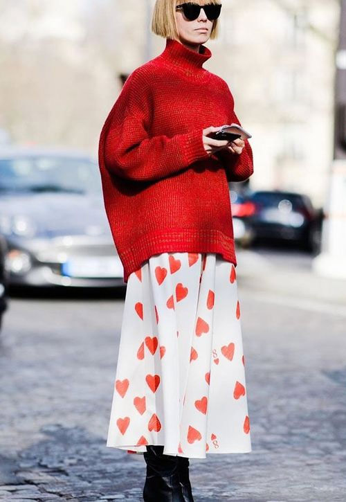 Красный свитер и пышная юбка из тонкой ткани